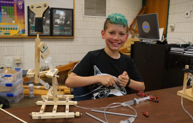 Tinkering with model hydraulic machine